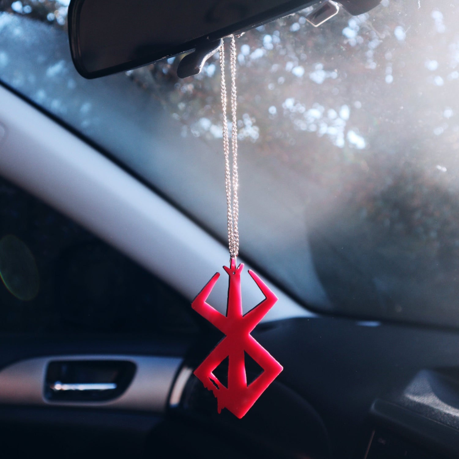 Perfect for fans of the iconic manga Berserk, to add a touch of passion for car decor. This Berserk Brand of Sacrifice Keyring made from two layers of gloss finish acrylic with one side red, one side black. Keyring measures 9cm tall, 5cm wide and 4mm thick. NOTE: The special long chain shown in list