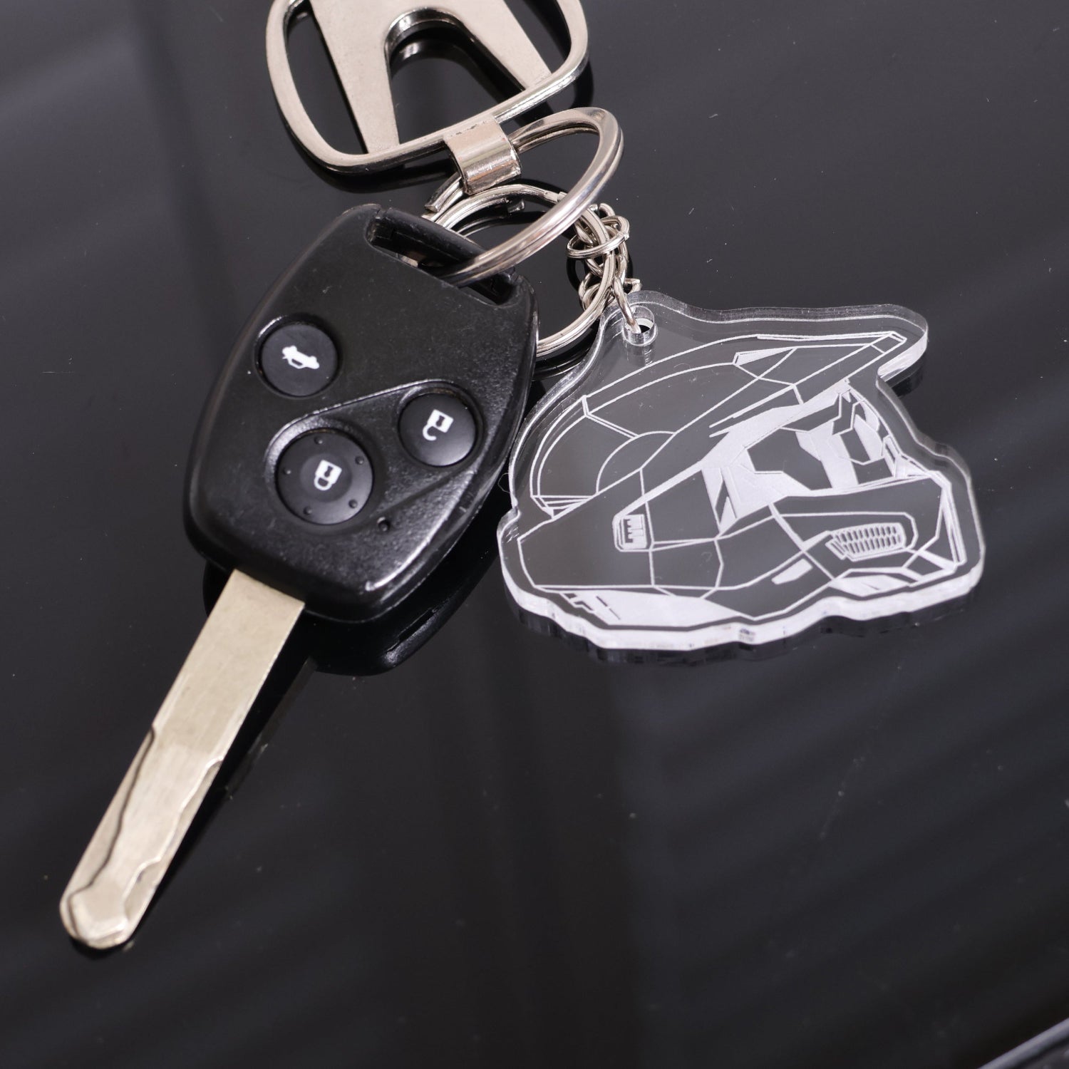 Halo‑inspired acrylic keyring featuring the Master Chief Helmet Mark VI attached to car key.